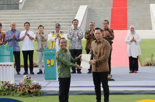 Disaksikan Jokowi, Menteri AHY Serahkan Sertipikat Hak Pakai