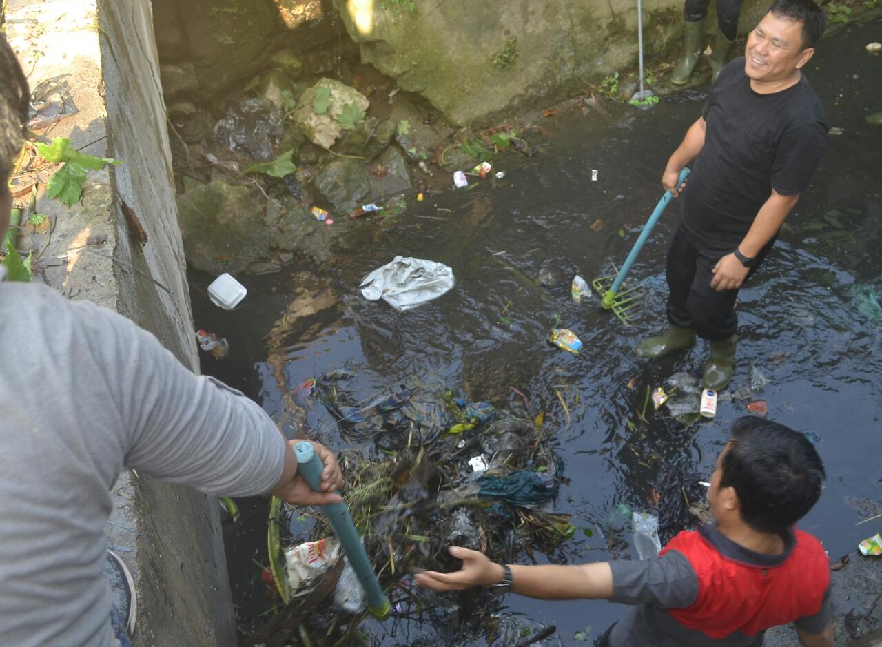 Buang Sampah ke Drainase, DLH : Sama Saja Mencemari Sungai