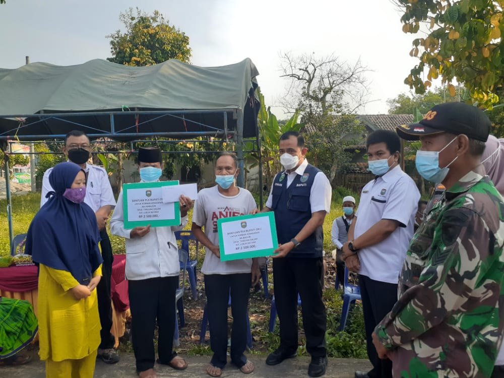 PLH Bupati OKU Beri Bantuan Korban kebakaran di Desa Tanjung Dalam