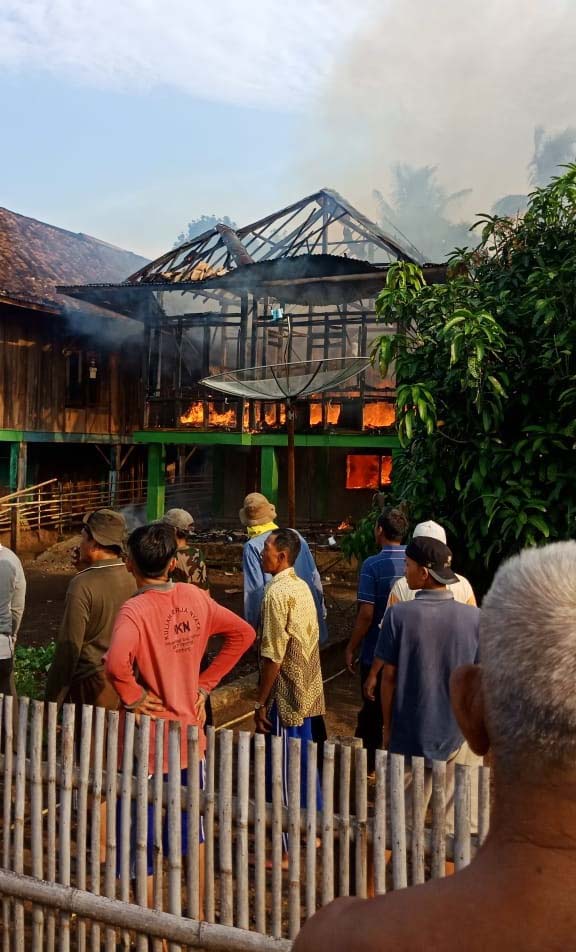 Dilalap Si Jago Merah, Rumah Panggung Di OKU Selatan Hangus Terbakar