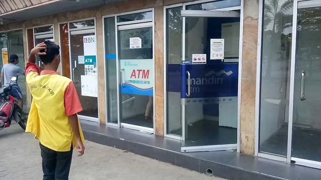 Pelaku Bobol 2 ATM di Palembang Terekam CCTV