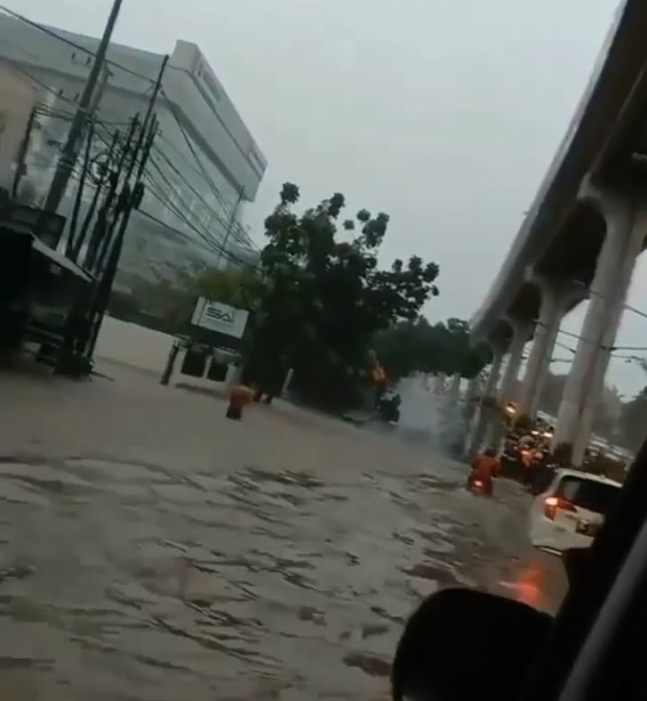 Diguyur Hujan Deras Sebagian Jalan Utama Tergenang