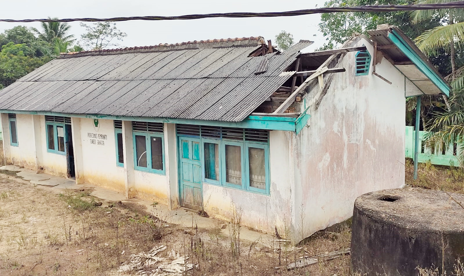 Bangunan Pustu Tak Layak Huni, Petugas Medis Gotong Royong Pindah Kantor