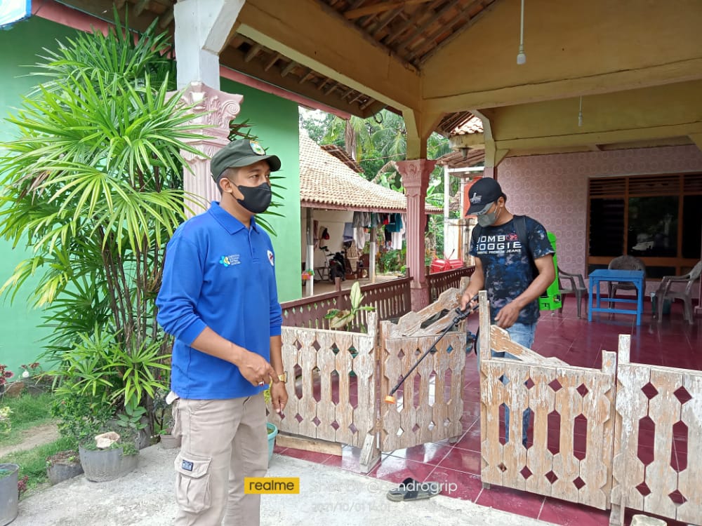 Basmi Corona, Warga Dusun Margo Makmur Lakukan Penyemprotan Disinfektan