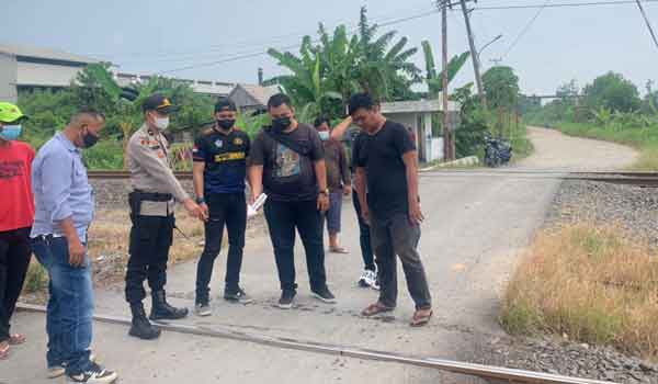 Terobos Pintu Perlintasan KA, Terseret 10 Meter, Pengendara Motor Tewas