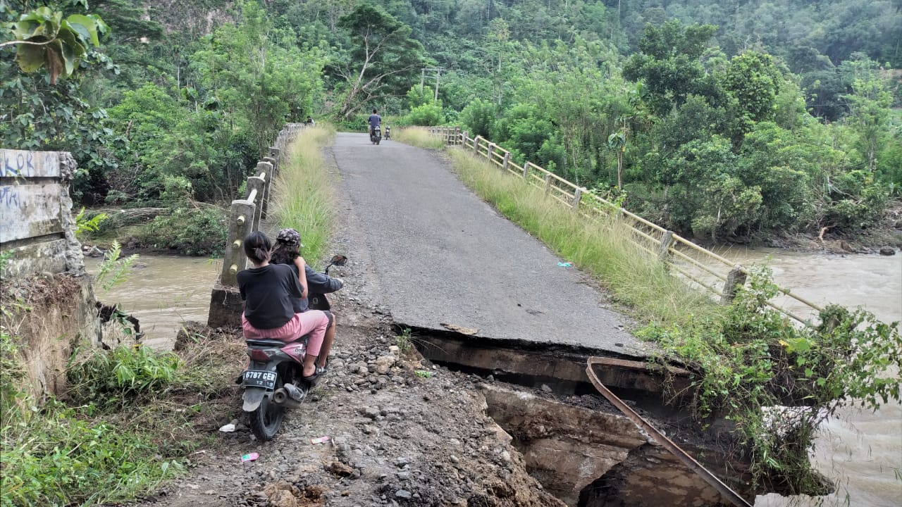 Meski Berbahaya, Warga Nekat Melintasi Jembatan Kisiran