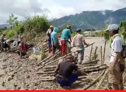 Khawatir Banjir Susulan, Warga Gotong Royong Perbaiki Aliran Sungai