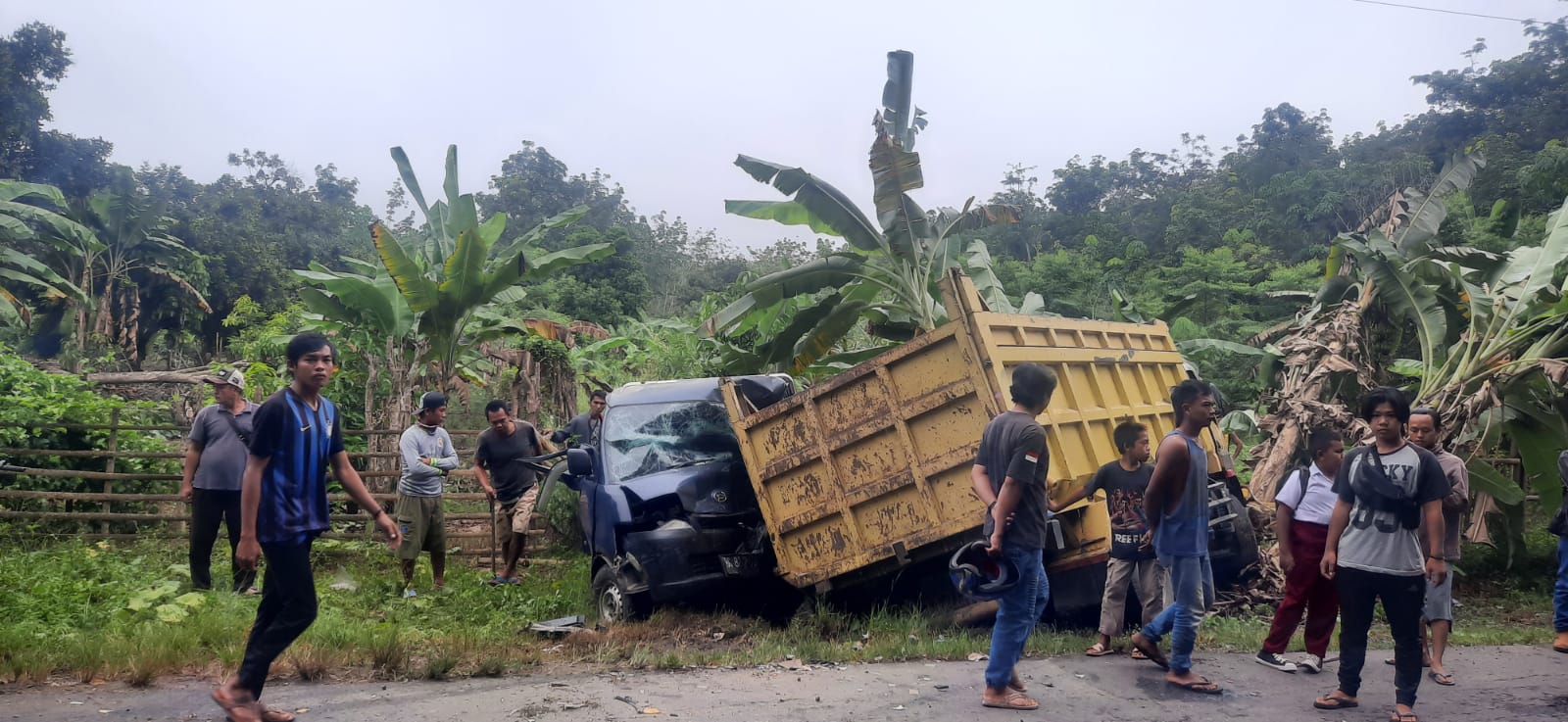 Grand Max Ringsek, Sopir Dilarikan ke Rumah Sakit