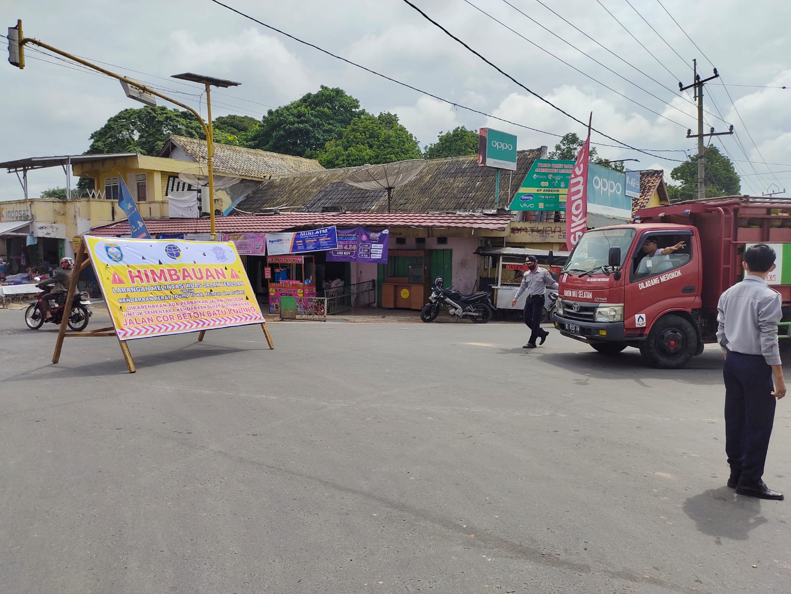 Khawatir Jalan Desa Terusan Ambles, Arus Lalu Lintas Dialihkan