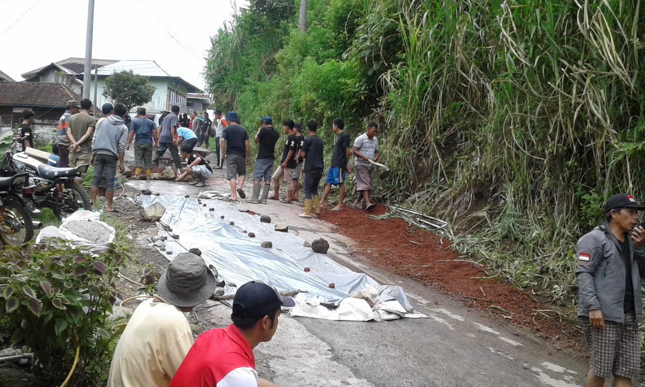Komunitas RX RMC Ikut Gotong Royong Perbaiki Jalan Rusak