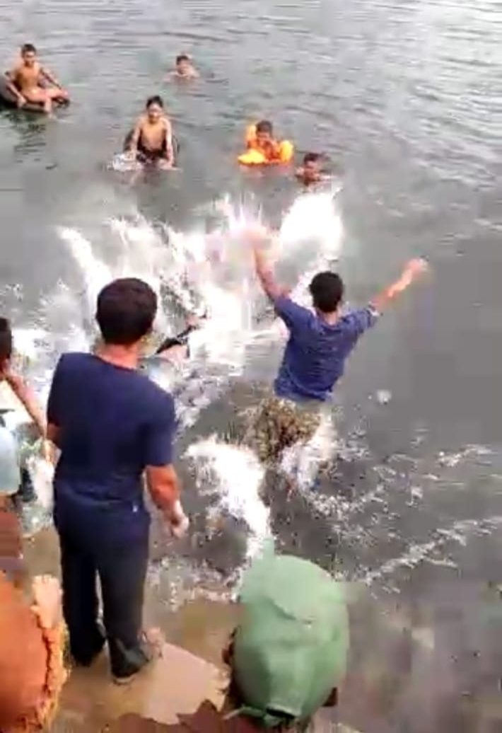 Menang Pilkades, Suherman Diceburkan ke Danau Ranau