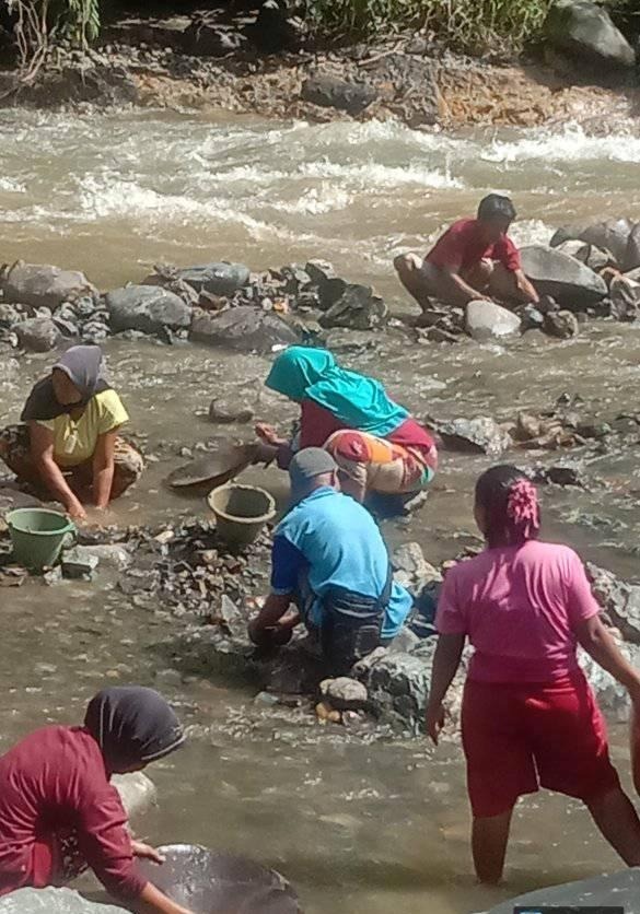 Heboh, Warga Temukan Bongkahan Emas di Desa Ujanmas