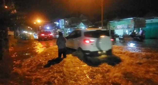 Hujan Deras, Sejumlah Jalan dan Rumah Warga di Palembang Terendam Banjir