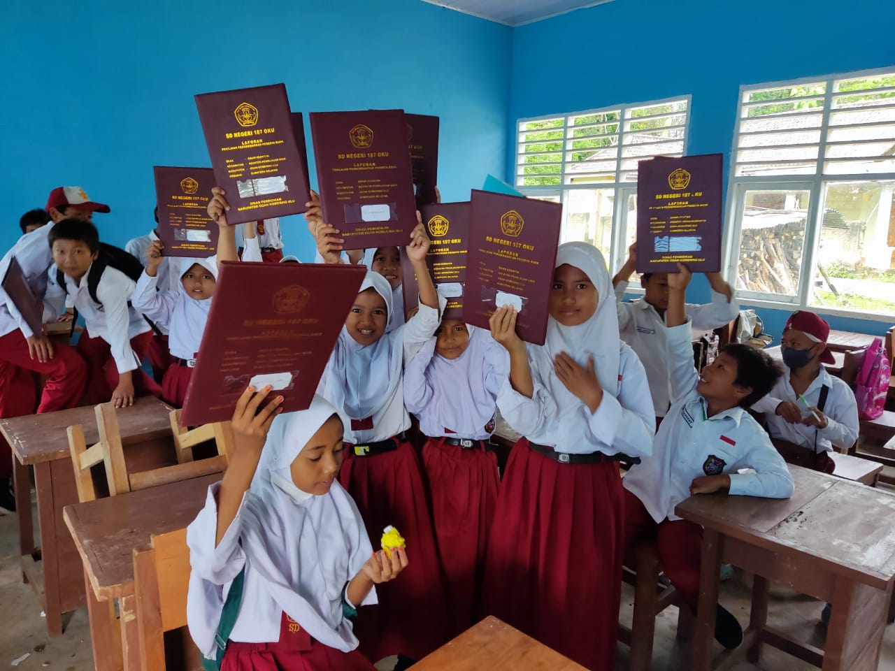 144 Siswa SD Negeri 187 OKU Terima Raport