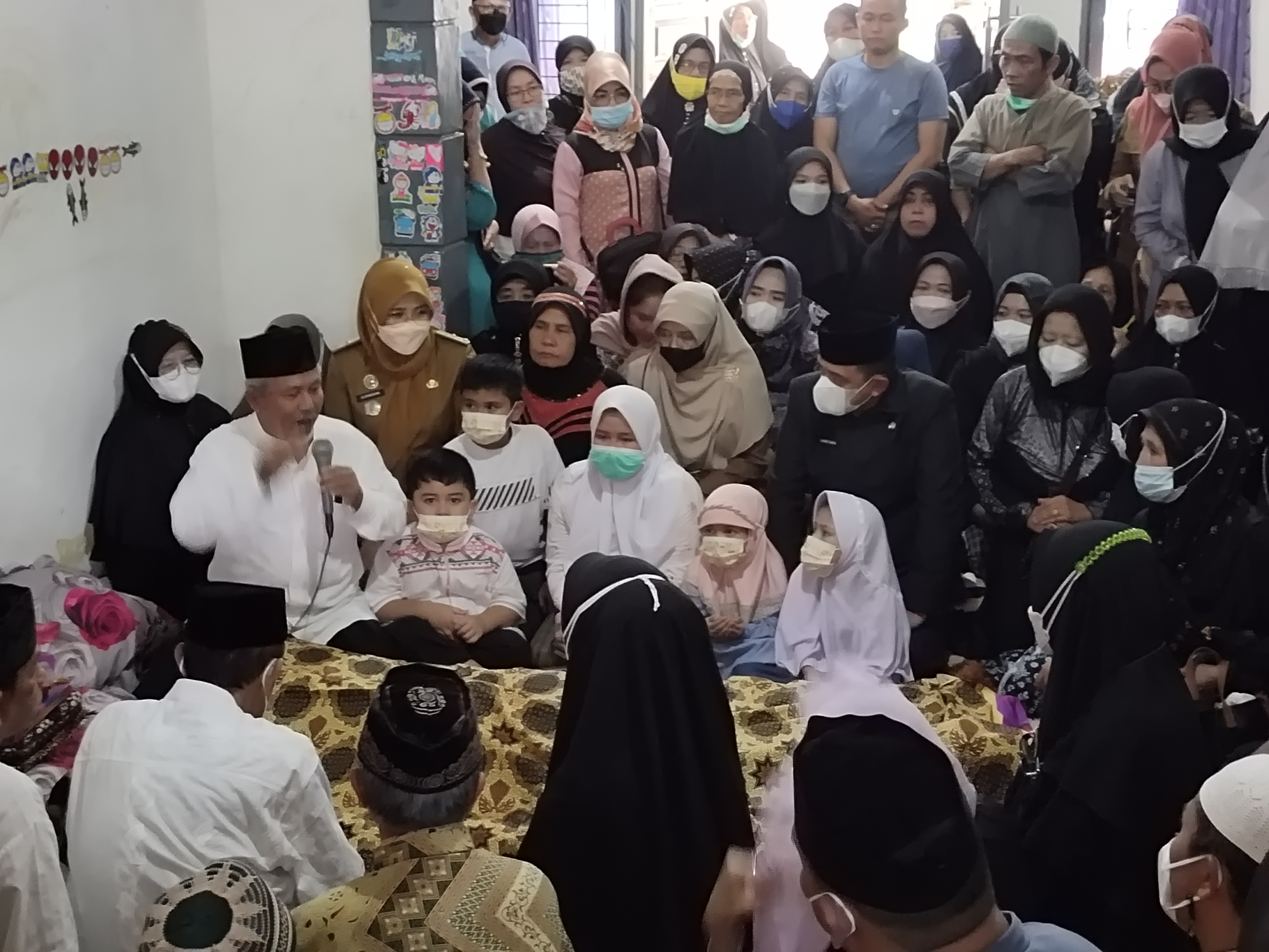 Tangis Haru Keluarga, Warnai Kedatangan Jenazah Drs Johan Anuar