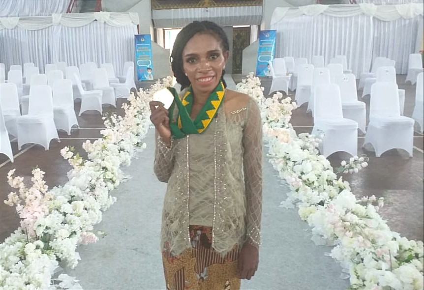 Dua Kali Gagal Ujian Nasional, Gadis Papua Barat Resmi Jadi Dokter di Unila