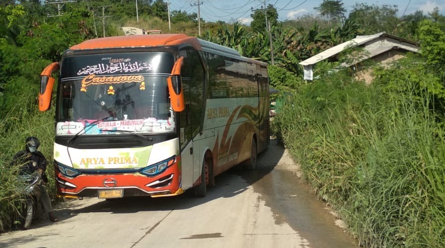 Jalan Cor Tertutup Badan Bus