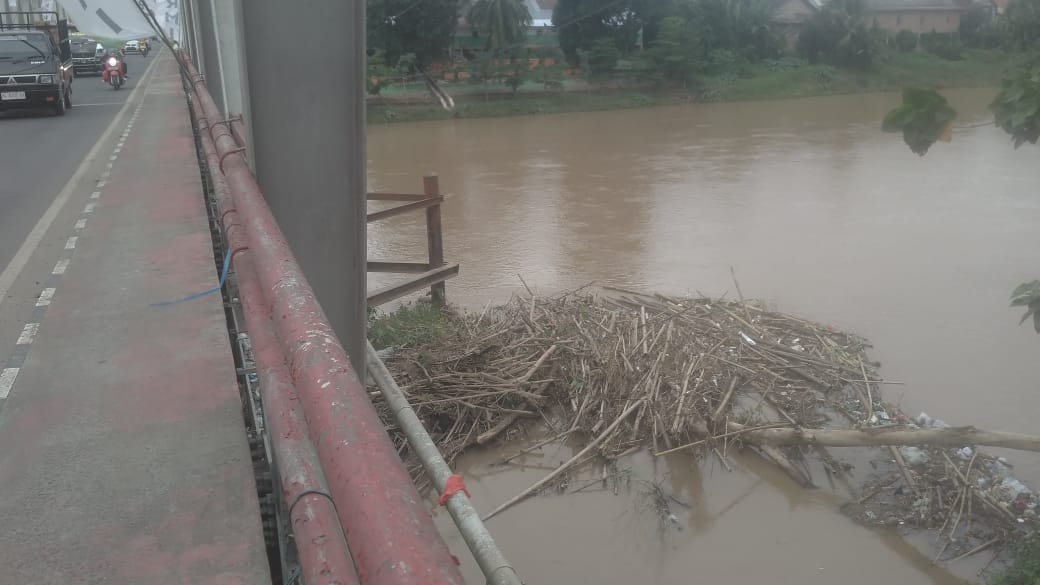 Tumpukan Sampah Jadi Habitat Ikan