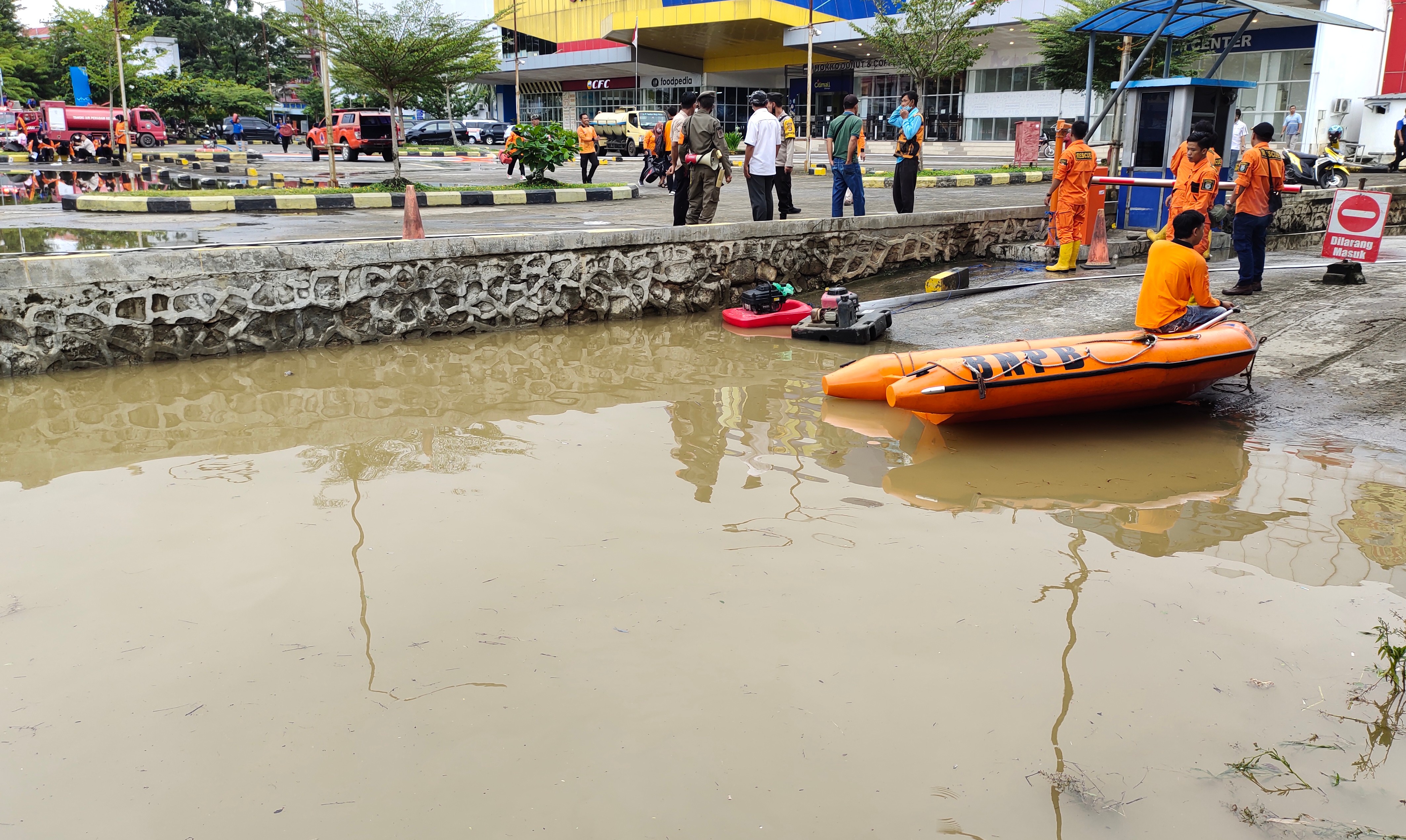 Tersumbatnya Gorong - Gorong Citi Mall Baturaja, Diduga Penyebab Terjadinya Banjir