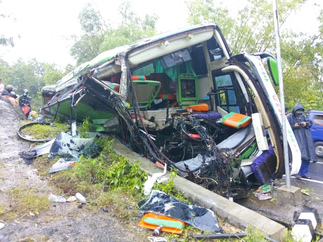 Bus Pariwisata Tabrak Tebing, 13 Tewas