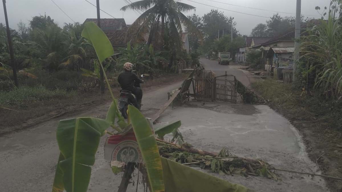 Warga Tutupi Lubang di Jl Pancur