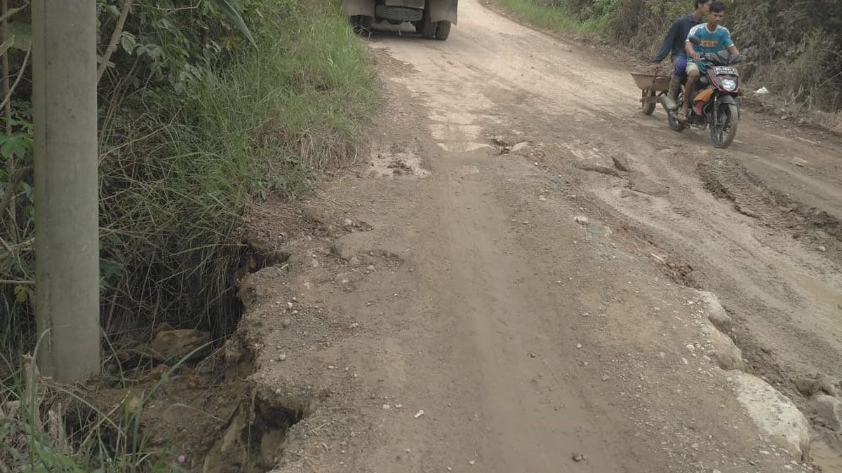 Tanah Tak Stabil, Tiang Listrik Terancam Miring