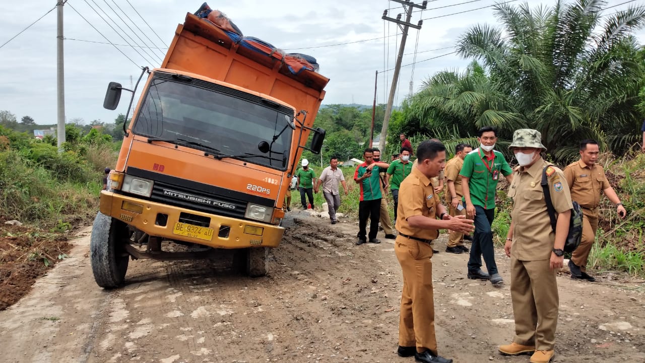 H Teddy Meilwansyah Tinjau Langsung Kondisi Jalan Cor Beton Batu Kuning