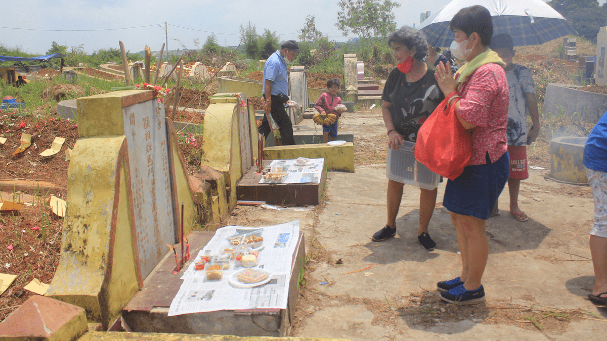 Tradisi Ceng Beng, TPU Tionghoa Dipadati Peziarah