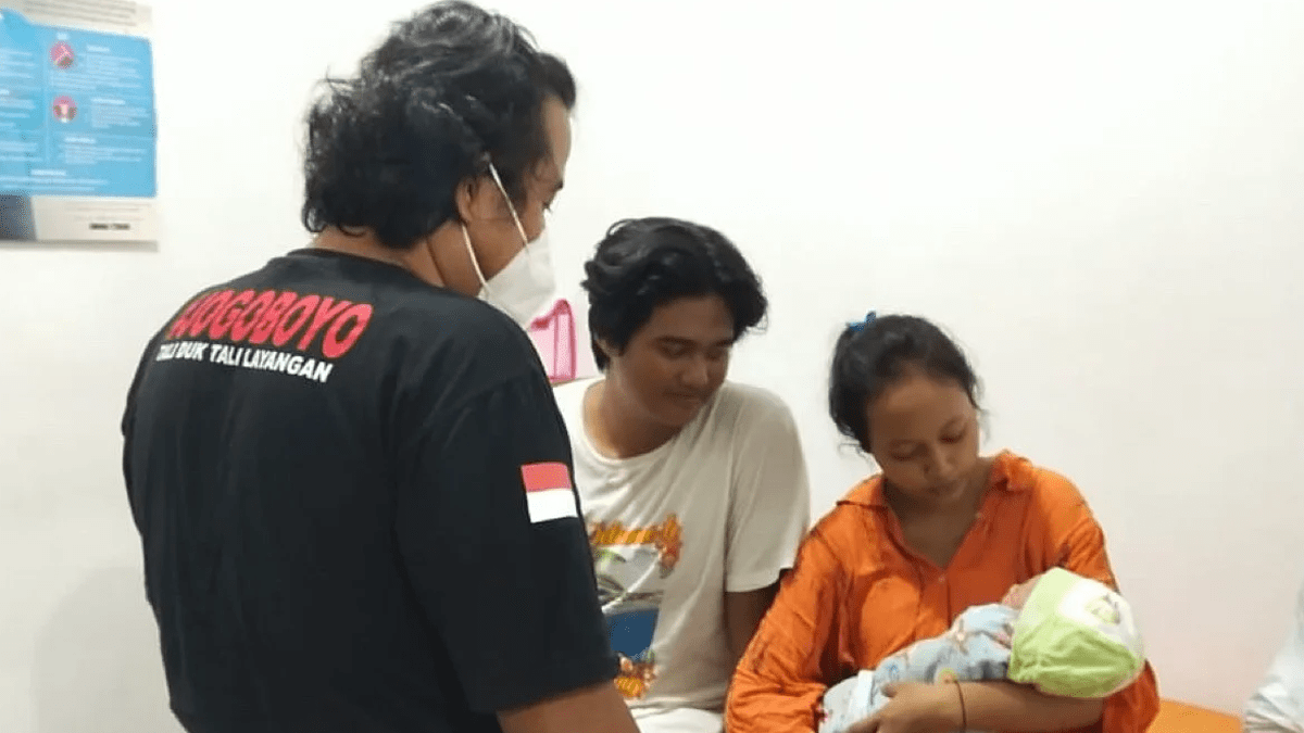 Di Surabaya, Bidan Tahan Ibu-Bayi