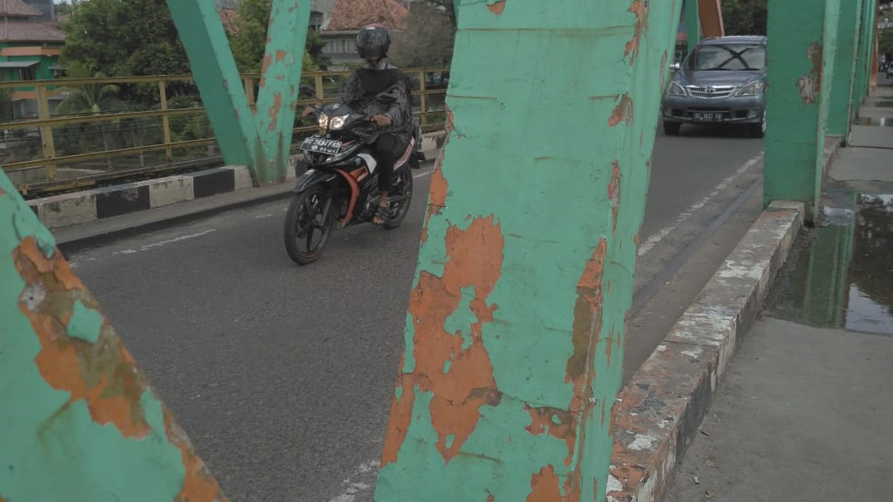 Cat Mengelupas, Jembatan Ogan I Dikritik