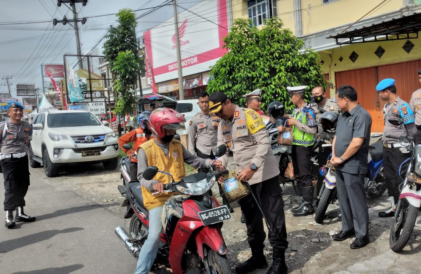 Polres OKU Bagikan Helm dan Bingkisan Kepada Pengendara