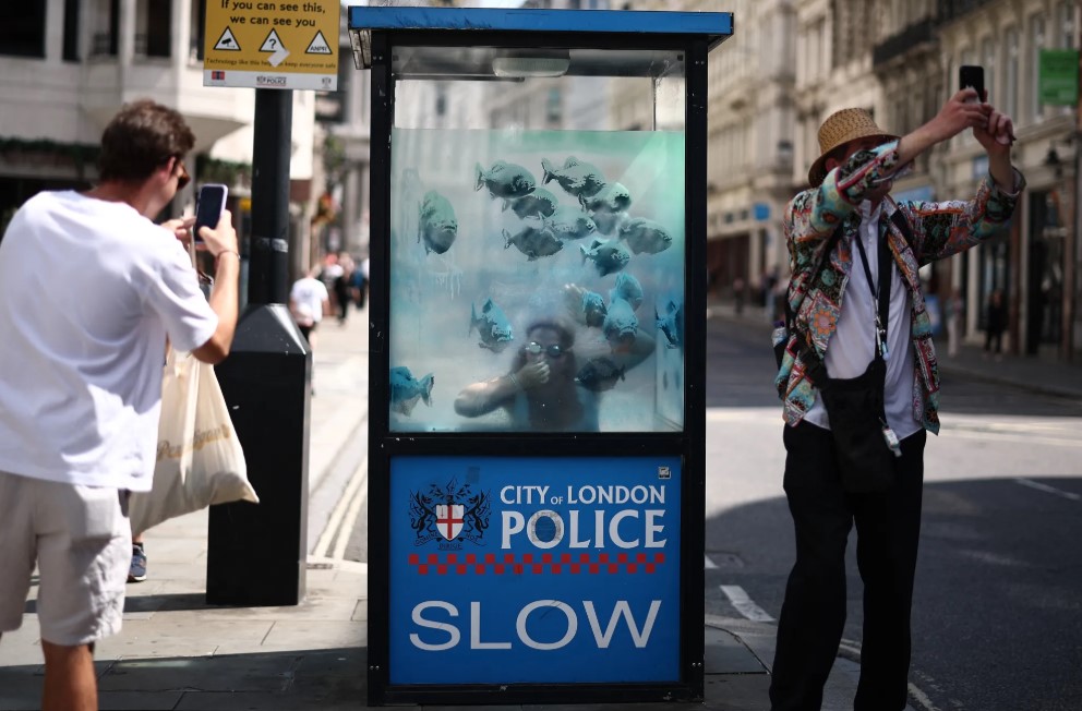 Banksy Ubah Pos Polisi di London Jadi Akuarium Piranha, Bakal Dipajang di Museum