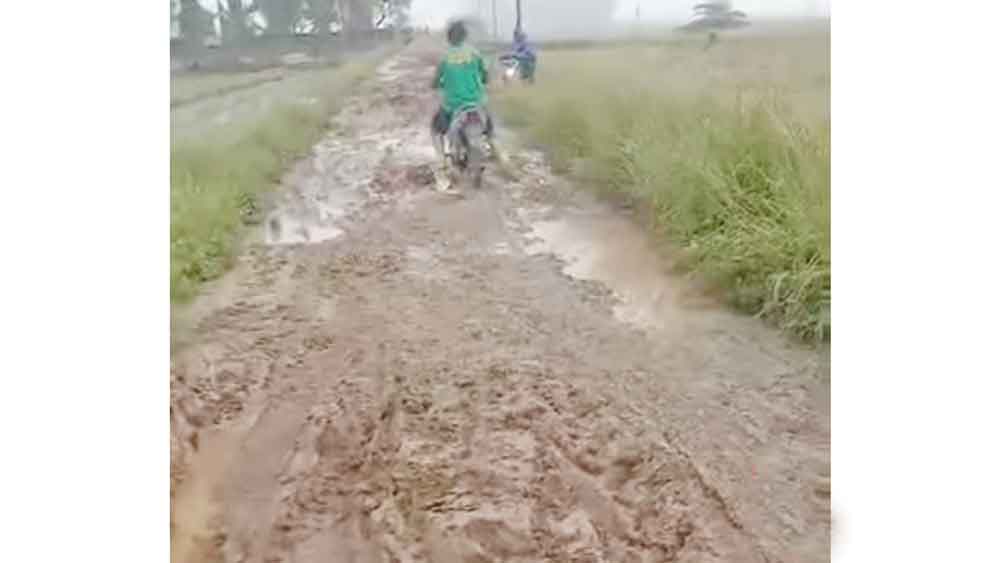 Jalan Penghubung Dua Kabupaten Berlumpur