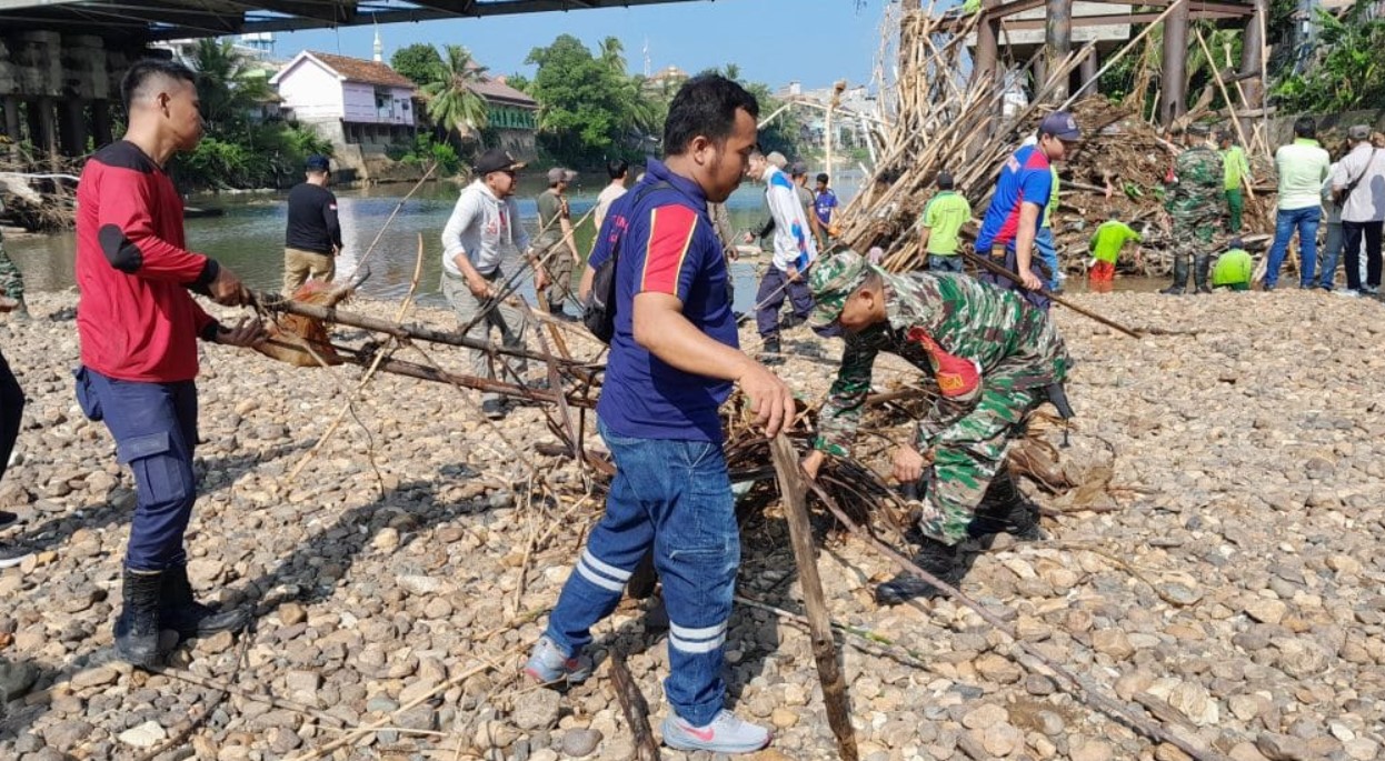 Angkut Sampah hingga Bambu di Sungai Ogan