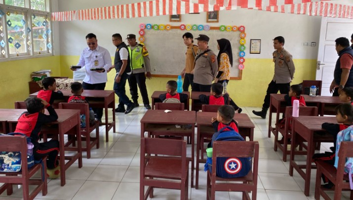 Bagikan Makan Bergizi Gratis Siswa Sekolah Dasar