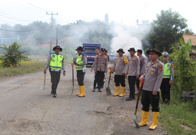 Kapolres OKU Timur Turun Tangan Tambal Jalan, Wujudkan Gerakan Indonesia ASRI