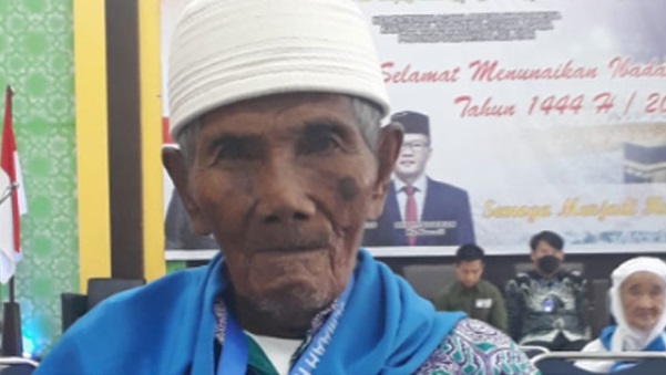 Dua Tahun Tertunda, Kakek Karto CJH Tertua Asal OKU Timur Akhirnya Berangkat Haji 