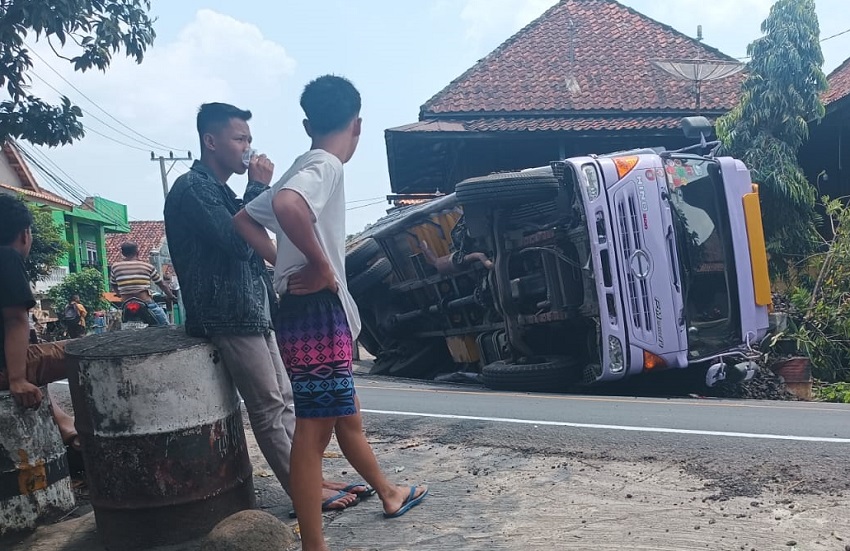 Truk Batu Bara Terbalik di Baturaja Nyaris Hantam Rumah Warga