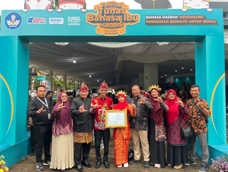 Pemkab OKU Timur Terima Penghargaan Bergengsi dari Kemendikdasmen