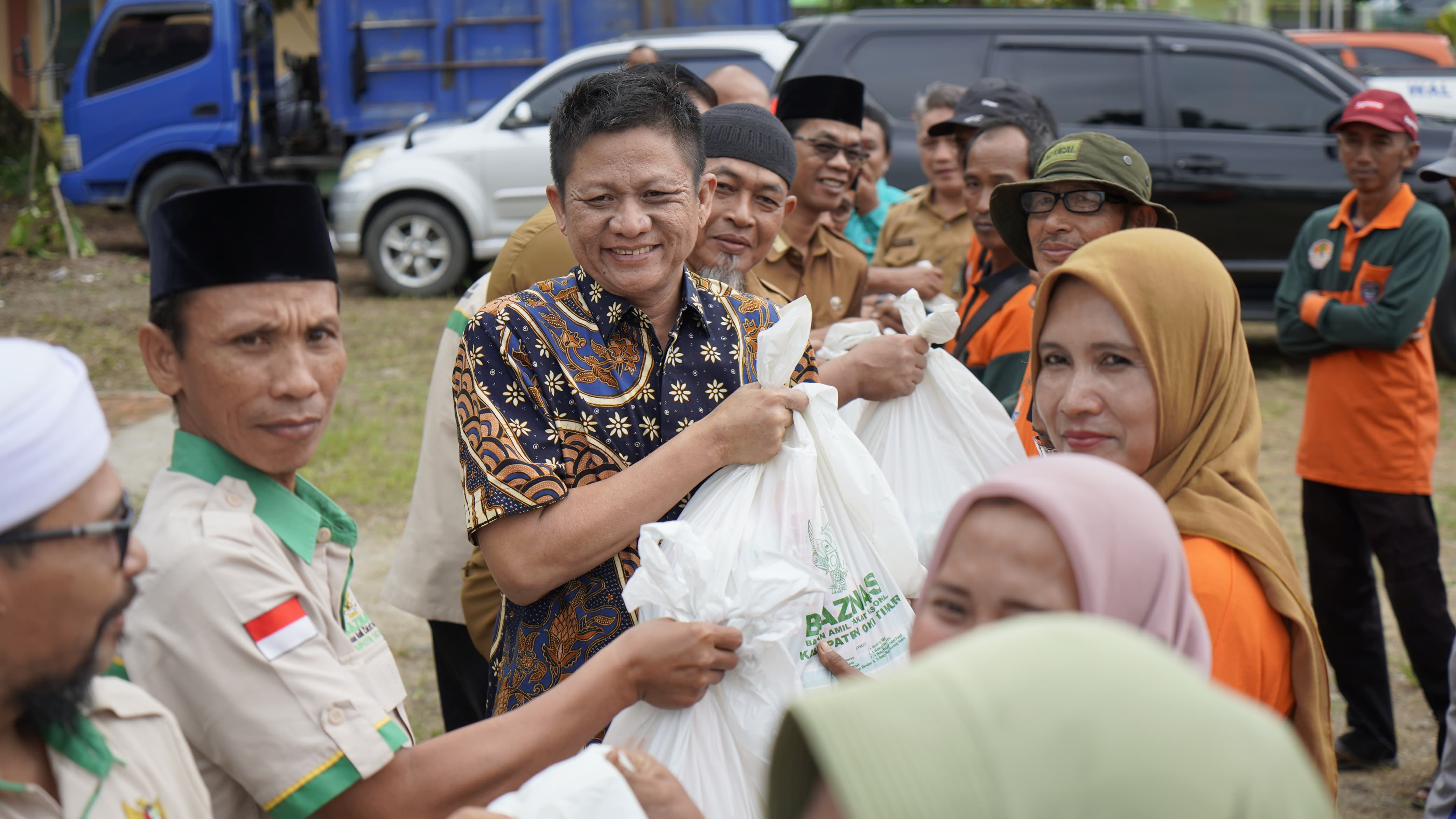 Bagikan 1.000 Paket Sembako kepada Penerima Manfaat