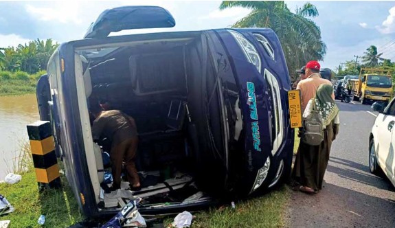 Bus Pengangkut JCH OKU Timur Terguling 