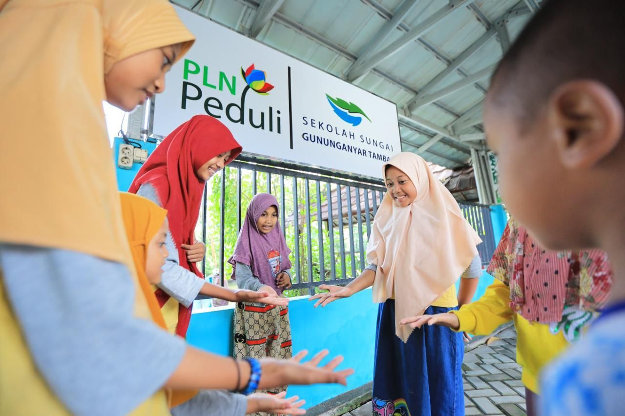 PLN Raih Apresiasi Literasi Nusantara 2025 atas Peran Strategis Hadirkan Akses Listrik dan Pendidikan