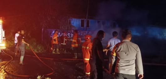 Diduga Akibat Percikan Mesin Sedot, Pabrik Pemecah Batu Terbakar