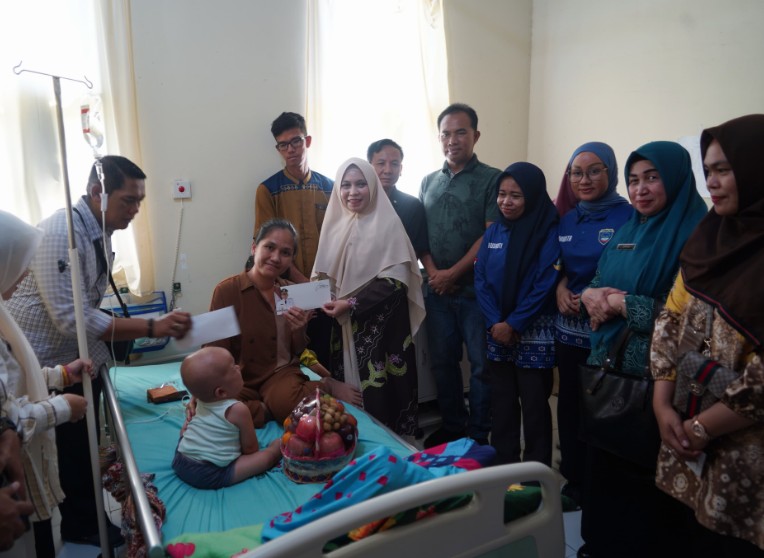 Dua Pasien Kanker di OKU Timur Dapat Bantuan dr. Sheila Noberta dan Tim PKK