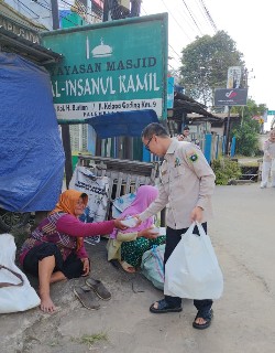 Anggota DPD RI Hj Eva Susanti Berbagi Takjil untuk Warga dan Pengendara di Palembang