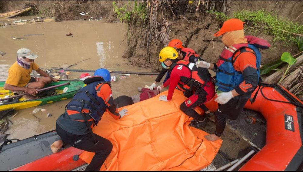 Nekat Berenang Seberangi Sungai