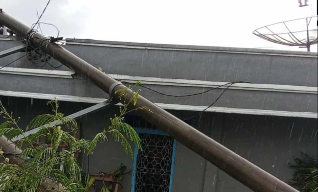 Diterjang Angin Kencang, Tiang Listrik Roboh Menimpa Rumah