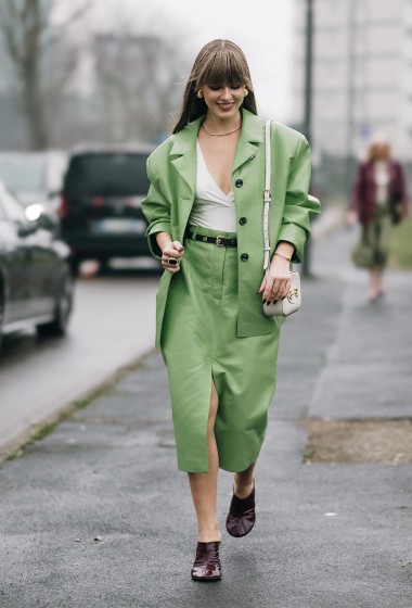 10 Rekomendasi Baju Dalaman Blazer yang Bikin Penampilan Makin Stylish
