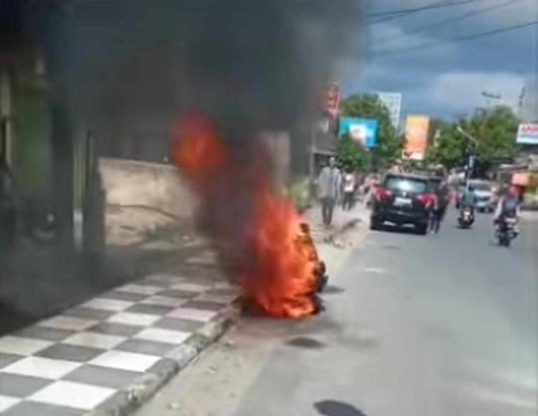 Heboh Sepeda Motor Terbakar Didekat SPBU Air Karang  Baturaja 