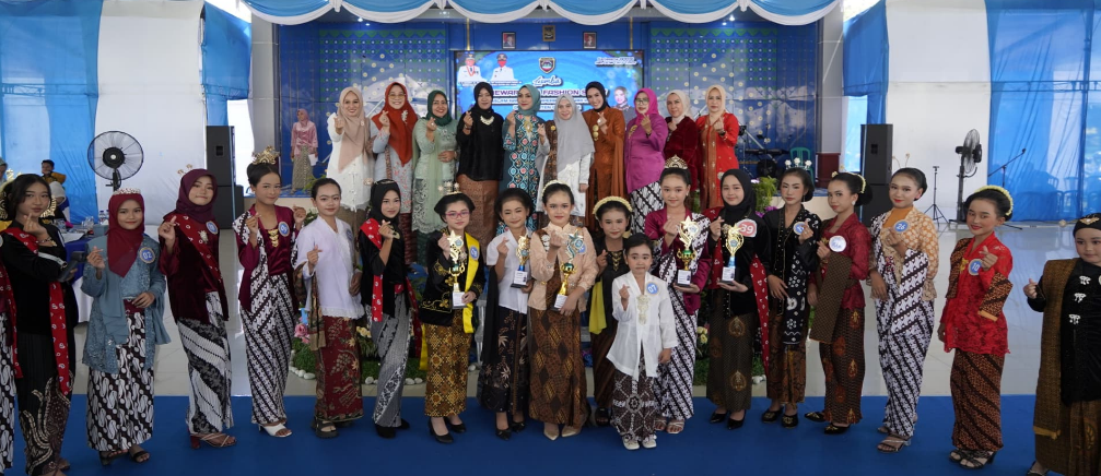 Kenakan Kebaya Serta Baju Adat Saat Fashion Show Peringatan Hari Kartini